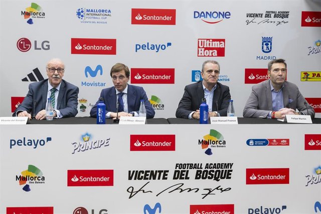 El presidente del Consejo Superior de Deportes (CSD), José Manuel Franco, y el alcalde de Madrid, José Luis Martínez-Almeida, en la presentación de la Vicente del Bosque Football Academy de este verano.