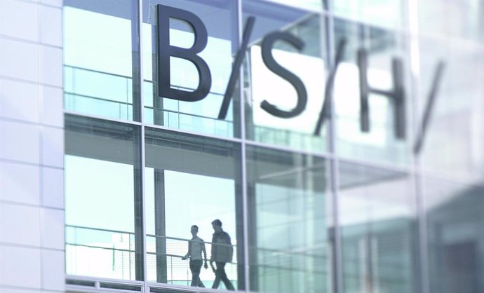 Archivo - Logo del grupo BSH en una cristalera.