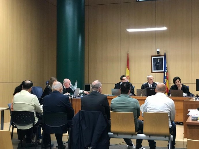 Archivo - Los acusados del tráfico de órganos, en el banquillo en la repetición del juicio