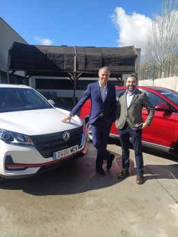 Archivo - El director de FCA Bank en España y Portugal, Antonio Elia (izquierda), y el el presidente de presidente de Invicta Motor, grupo importador exclusivo de DFSK en España, Julián Alonso (derecha)