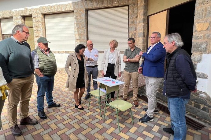 La consejera de Educación, Marina Lombó, presenta el nuevo proyecto de ampliación de la oferta educativa de FP en Potes