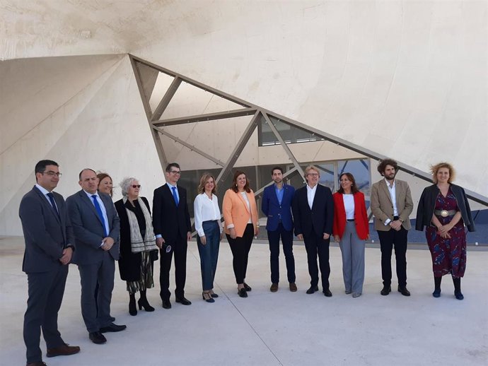 La minista y la alcaldesa (C) con otros asistentes a la presentación del CITAR.