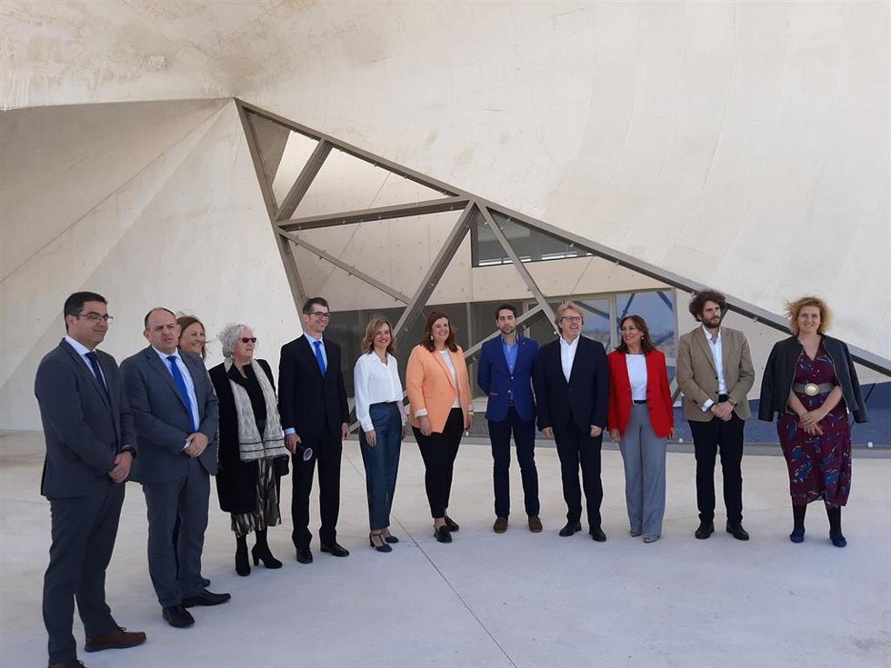 La minista y la alcaldesa (C) con otros asistentes a la presentación del CITAR.