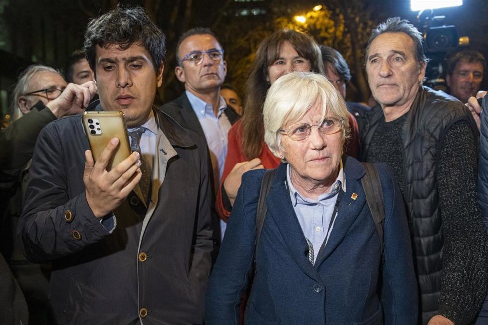 La exconsellera de Educación de la Generalitat Clara Ponsatí junto con la presidenta de Junts, Laura Borrs, a su salida en libertad provisional de la Ciutat de la Justícia, a 28 de marzo de 2023, en Barcelona, Cataluña (España).  La exconsellera Clara 