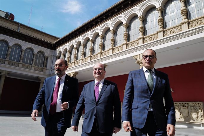 (I-D) El presidente del Gobierno de Aragón, Javier Lambán; el ministro de Cultura y Deporte, Miquel Iceta, y el consejero de Educación, Cultura y Deporte, Felipe Faci, a su llegada al Museo de Zaragoza.