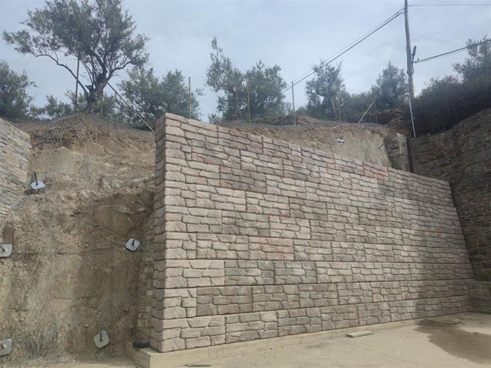 Finalizan las obras de reparación de un muro de la residencia de mayores en Casares de las Hurdes (Cáceres)
