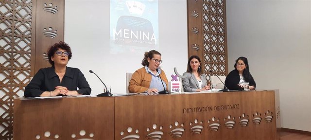 La diputada de Igualdad y Juventud de la Diputación de Badajoz, Cristina Valadés, interviene en la presentación de una campaña contra el acoso escolar.
