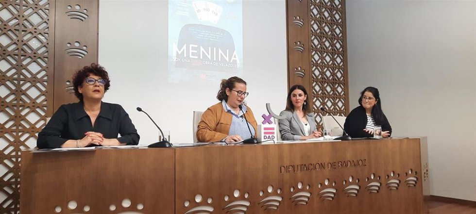La diputada de Igualdad y Juventud de la Diputación de Badajoz, Cristina Valadés, interviene en la presentación de una campaña contra el acoso escolar.