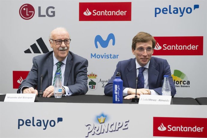 El alcalde de Madrid, José Luis Martínez-Almeida, junto al ex seleccionador nacional de fútbol, Vicente del Bosque, en la presentación en el Work Café Santander de Recoletos del campus de verano que se celebrará en Mallorca.
