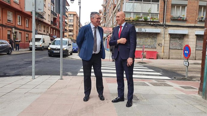EL alcalde de León (D) y el concejal de Desarrollo Urbano.