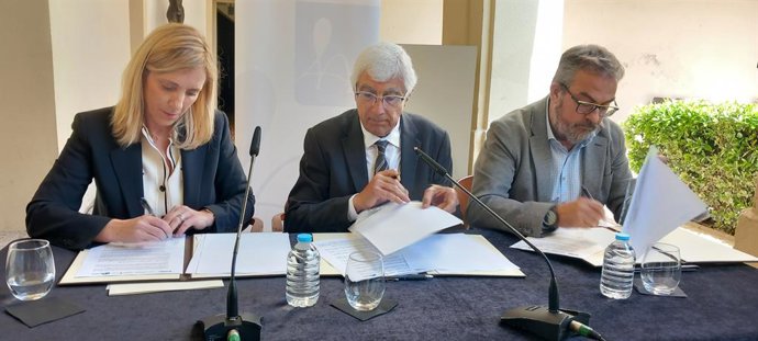 L'alcaldessa de Valls, Dolors Farré, el conseller de Salut, Manel Balcells, i el president del Consell d'Administració de Gestió Hospital Valls, Martí Barber