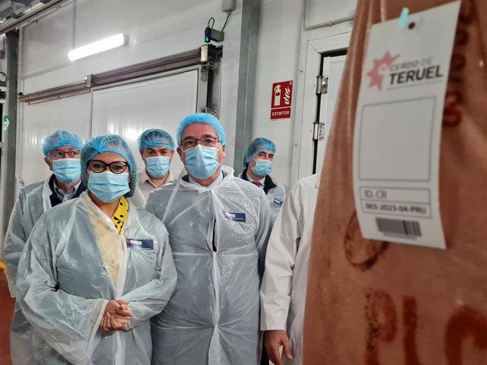 La consejera de Presidencia del Gobierno de Aragón, Mayte Pérez, y el consejero de Agricultura, Ganadería y Medio Ambiente, Joaquín Olona, con el primer marcaje de la IGP Carne de Cerdo.