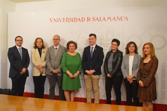 El vicerrector de Investigación y Transferencia de la USAL, José Miguel Mateos, y la responsable de la investigación, Marta del Pozo, junto a investigadores del proyecto.