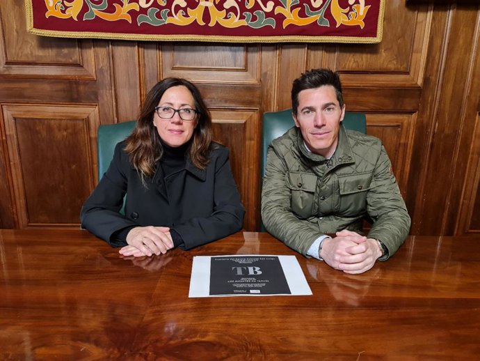 La directora de la Fundación Cultus, Esther Ciudad, y el concejal de Cultura del Ayuntamiento de Teruel, Carlos Méndez, presentan las actividades para conmemorar el centenario del fallecimiento de Tomás Bretón.