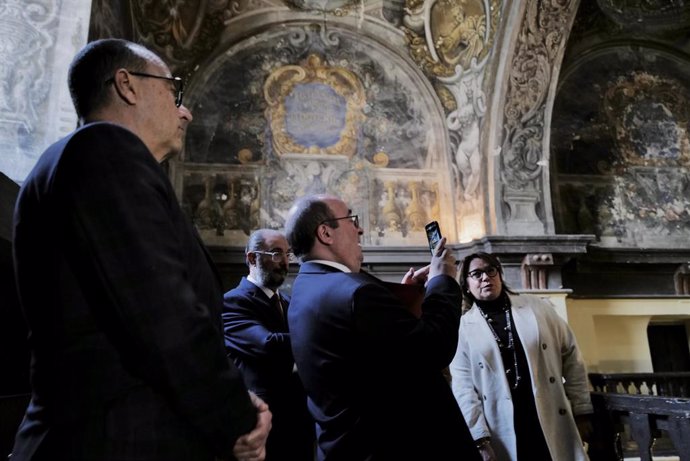 El ministro de Cultura y Deporte, Miquel Iceta (c), fotografía la Iglesia de la Mantería, en Zaragoza.