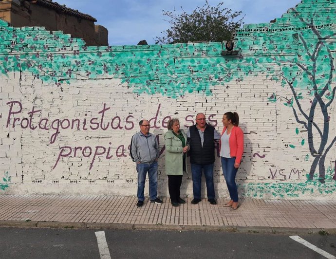 La delegada del Gobierno en Castilla y León, Virginia Barcones, primera por la derecha, en su visita a Villoruela (Salamanca).