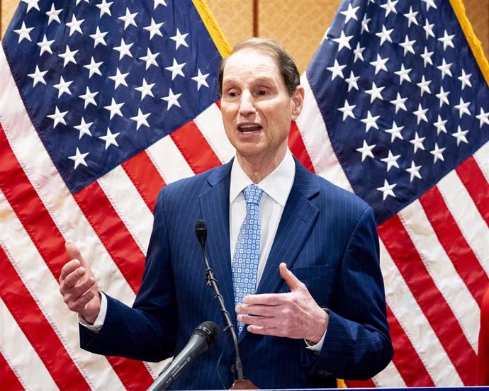 Archivo - 26 June 2019, US, Washington: US Senator Ron Wyden speaks during a press conference to highlight seniors facing higher prescription drug prices if the Affordable Care Act (ACA) is overturned, at the US Capitol. Photo: Michael Brochstein/ZUMA W