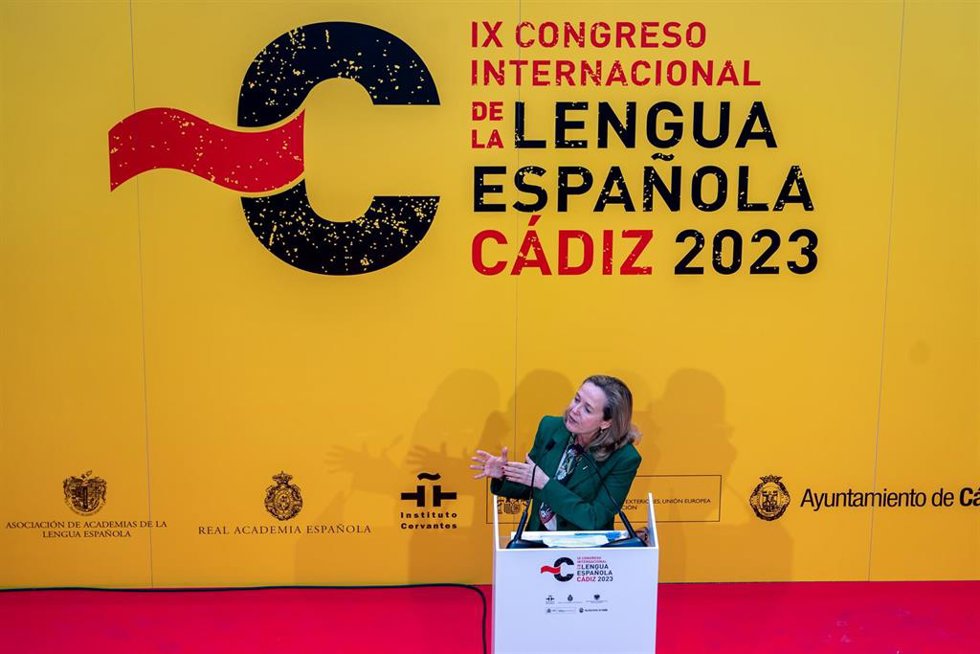 La vicepresidenta primera y ministra de Asuntos Económicos y Transformación Digital, Nadia Calviño, atiende a los medios de comunicación, a 29 de marzo de 2023, en Cádiz, (Andalucía,  España) . 
