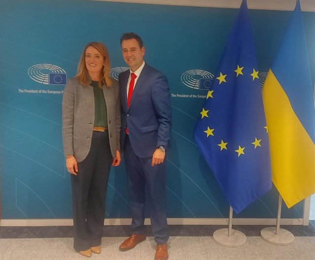 La Presidenta Del Parlamento Europeo, Roberta Metsola, Y El Alcalde De Burgos, Daniel De La Rosa.