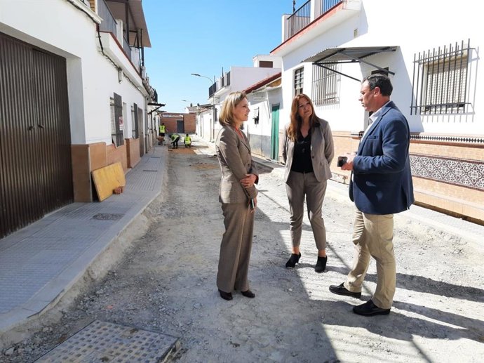 La subdelegada del Gobierno en Huelva, Manuela Parralo, y la alcaldesa de Chucena, Encarnación Castellano, visitan las obras del PFEA.