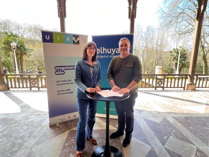 Jon Abril, coordinador general de Elhuyar, e Itziar Alkorta, directora académica de la UIK.