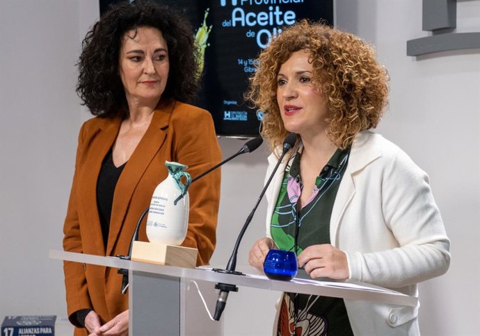 La presidenta de la Diputación de Huelva, María Eugenia Limón, y la alcaldesa de Gibraleón y vicepresidenta provincial, Lourdes Martín.