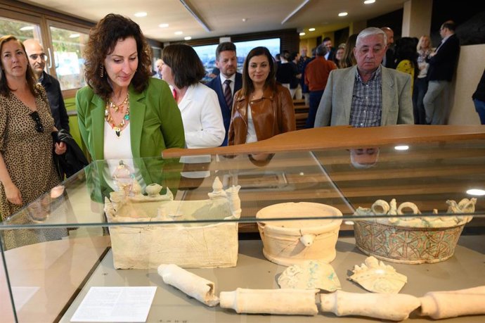 La alcaldesa de Almería asiste a la inauguración la musealización del Mesón Gitano.