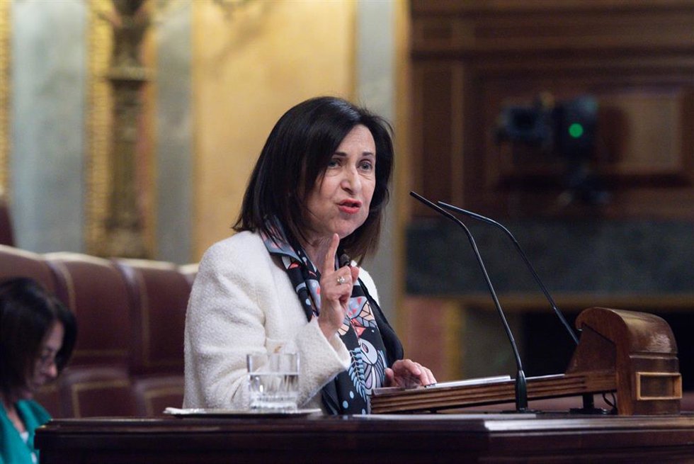 La ministra de Defensa, Margarita Robles, interviene durante una sesión plenaria