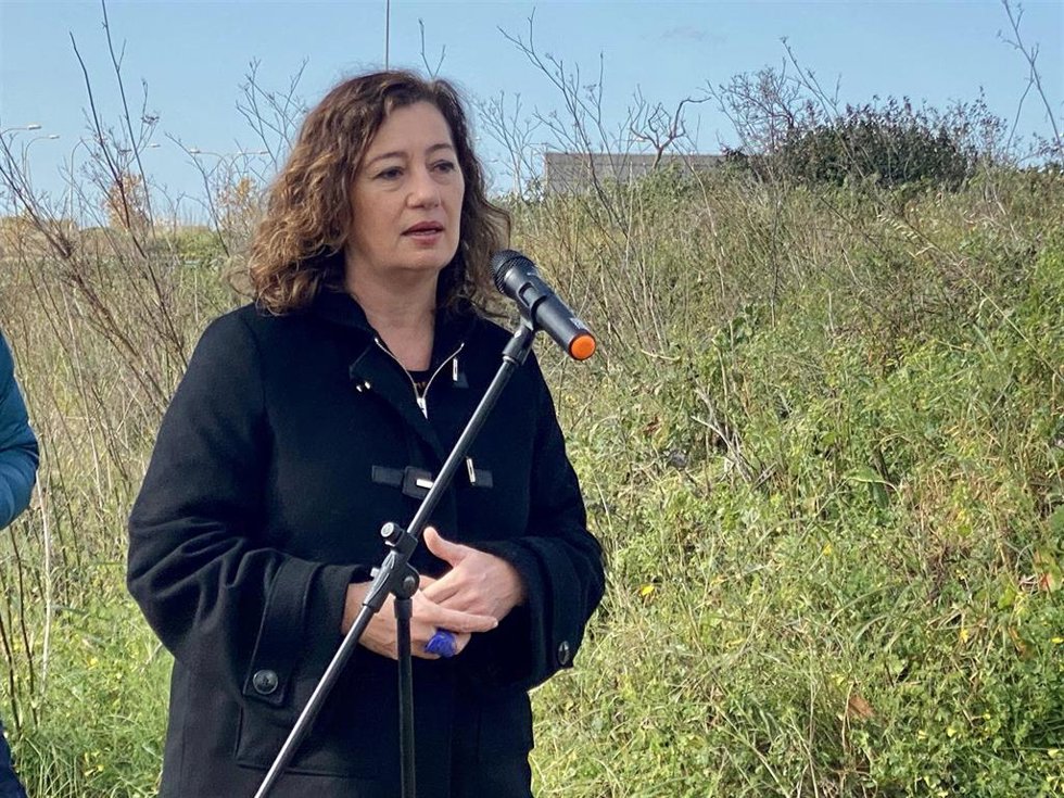 Archivo - La presidenta del Govern, Francina Armengol, en declaraciones a los medios en Ibiza en una imagen del pasado mes de febrero