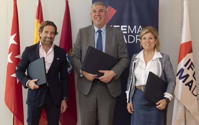 El presidente del Comité Ejecutivo de Ifema Madrid, José Vicente de los Mozos, y el presidente de la patronal de los concesionarios, Faconauto, Gerardo Pérez, firman un acuerdo de colaboración