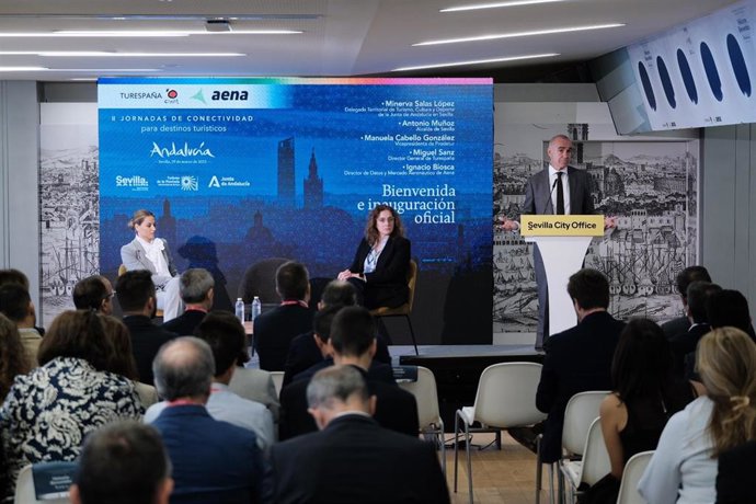 Muñoz destaca la Agencia Espacial y el auge empresarial de Sevilla en las Jornadas de Conectividad de Turespaña y AENA.