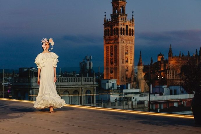 Momento del desfile 'Cielo de Sevilla', colección de la firma sevillana Lina 1960, con tocados de Rafa Peinador.