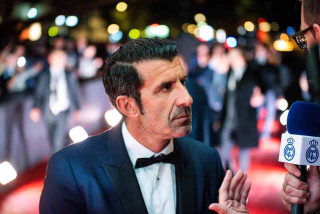 Archivo - Luis Figo during the red carpet ceremony of the Ballon d'Or (Golden Ball) France Football 2022 on October 17, 2022 at Theatre du Chatelet in Paris, France - Photo Antoine Massinon / A2M Sport Consulting / DPPI