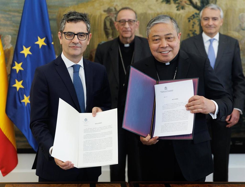 El ministro de la Presidencia, Relaciones con las Cortes y Memoria Democrática, Félix Bolaños (i) y el Nuncio Apostólico, Monseñor Bernardito Auza (c), posan tras el cambio de notas, en el Palacio de Santa Cruz.