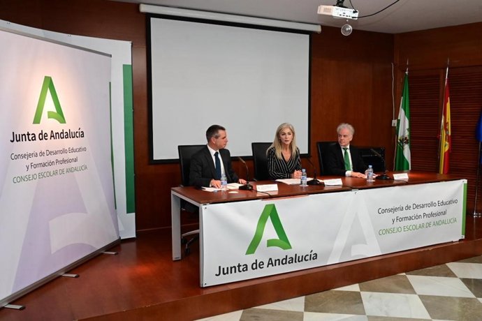 Archivo - La consejera de Desarrollo Educativo y Formación Profesional, Patricia del Pozo, preside en Granada la toma de posesión de Manuel Pérez García como presidente del Consejo Escolar de Andalucía, en imagen de archivo