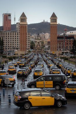 Archivo - Centenares de taxis durante una movilización convocada por Élite Taxi y Stac en defensa de la tarifa regulada y en defensa de los usuarios, a 17 de enero de 2023, en Barcelona, Catalunya (España). El sector del taxi ha convocado hoy un par