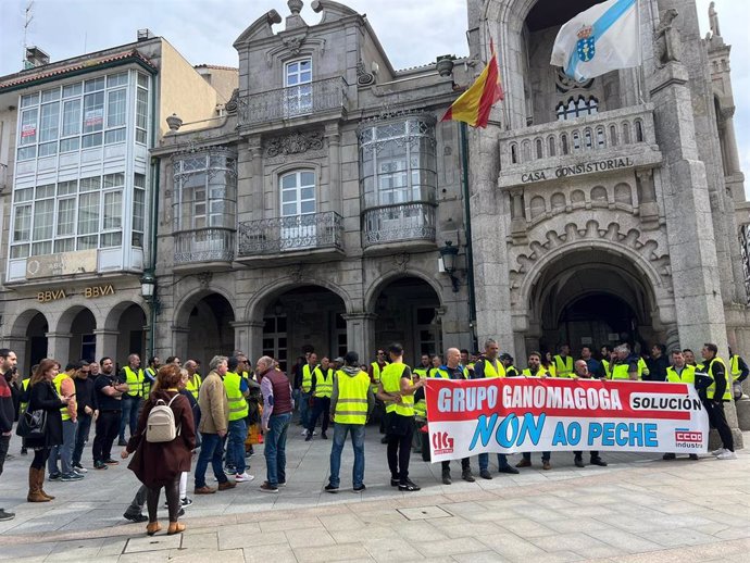 Concentración de trabajadores de Ganomagoga ante el Ayuntamiento de O Porriño (Pontevedra), el 29 de marzo de 2023.