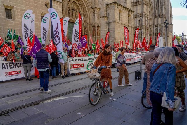 Manifestantes movilizados por los sindicatos CCOO, UGT y CSIF por la atención primaria, foto de archivo