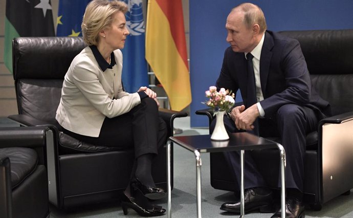 Archivo - HANDOUT - 19 January 2020, Berlin: Russian President Vladimir Putin (R) speaks with EU Commission President Ursula von der Leyen during a bilateral meeting on the sidelines of Berlin's International Peace conference on Libya. Photo: -/Kremlin/