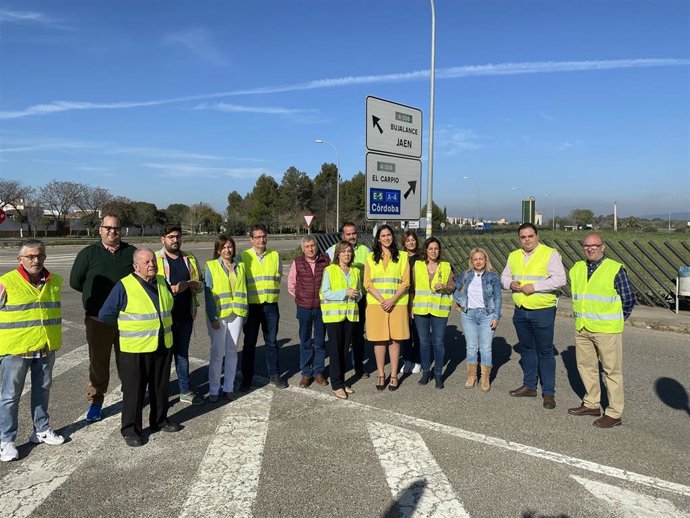 Parlamentarios andaluces, alcaldes y portavoces socialistas de las provincias de Córdoba y Jaén reclaman en El Carpio la conversión en autovía de la A-306.