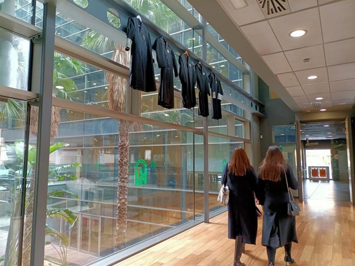 Archivo - Togas colgadas en la Ciudad de la Justicia de Almería como protesta en la huelga de letrados de la Administración de Justicia.