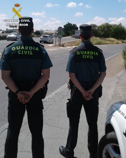 Archivo - Una pareja de la Guardia Civil en Montilla.