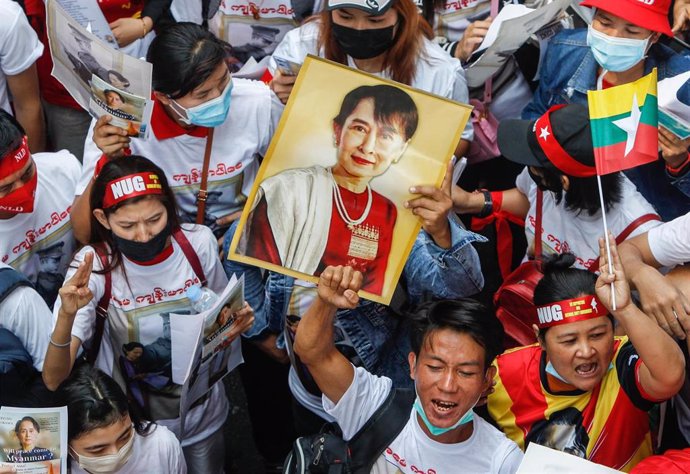 Archivo - Cartel con la imagen de Aung San Suu Kyi en una manifestación en Bangkok contra la junta militar de Birmania