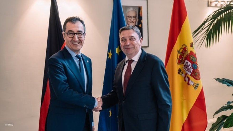 El ministro de Agricultura, Pesca y Alimentación, Luis Planas, ha mantenido un encuentro en Berlín con el titular de Alimentación y Agricultura de Alemania, Cem zdemir