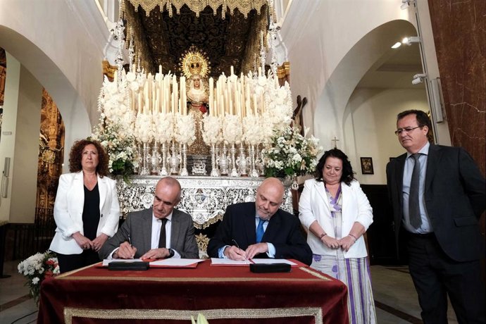 El alcalde de Sevilla y el hermano mayor de la Esperanza de Triana firman un convenio de colaboración.