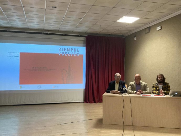 Antonio Ruiz (centro), entre Bernabé Roldán y Dany Ruz, en la presentación del documental.