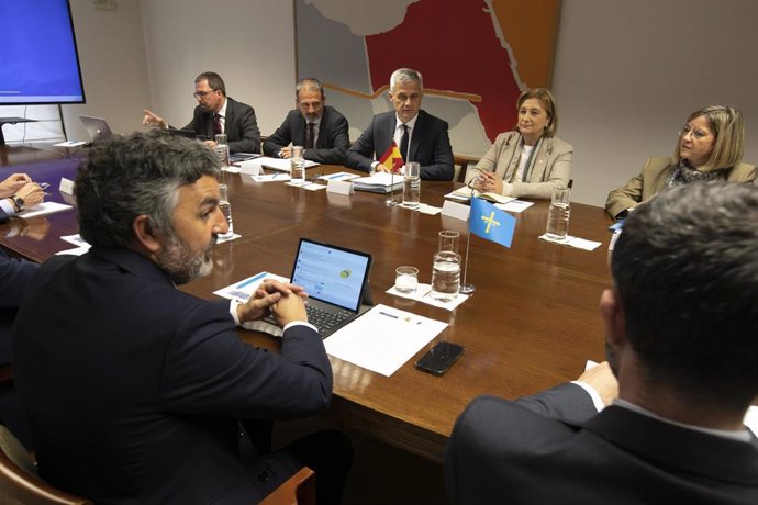 David Lucas preside la Comisión de Seguimiento de Cercanías de Asturias y Cantabria,  junto al secretario de estado de infraestructuras Xavier Flores , el presidente de Renfe, Rául Blanco; y la presidenta de Adif, María Luisa Domínguez