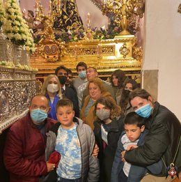 Personas con autismo visitan la capilla del Vía Crucis con hermanos de la cofradía