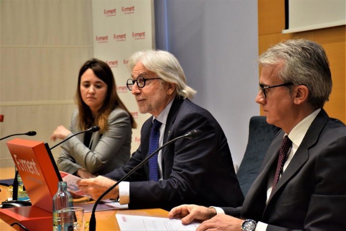 Merc Salvat , Josep Sánchez Llibre y Jesús Ponce en la jornada en Barcelona sobre la industria biofarmacéutica.