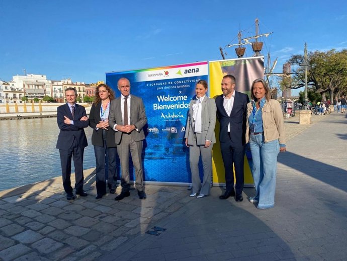 La primera teniente de alcalde delegada de Turismo del Ayuntamiento de Córdoba, Isabel Albás, (primera dcha.) en la II Jornada de Conectividad Aérea en Sevilla.